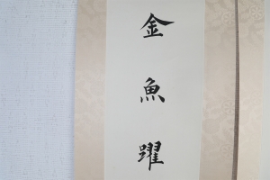 (4)